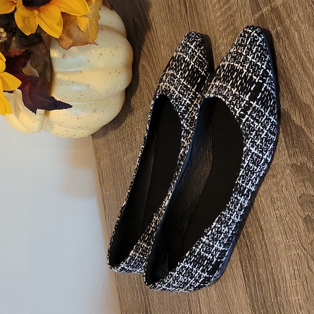 Black and white flats❤